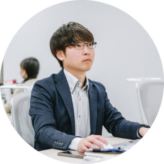 これまでの経歴と、この会社の営業職に向いている人の特徴を教えてください。